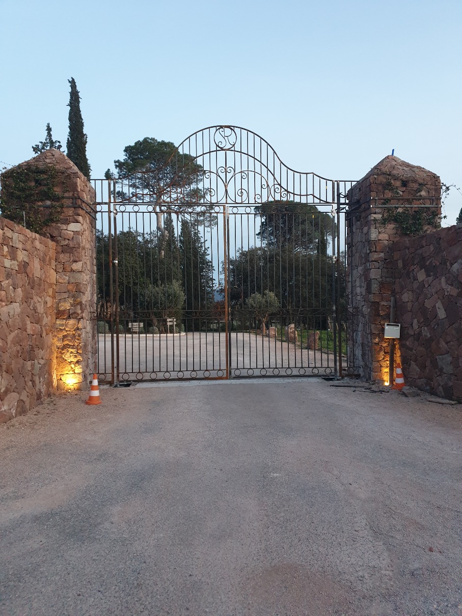 Portail artistique sur mesure en fer forgé, fabriqué à Gonfaron, Var : élégance et sécurité